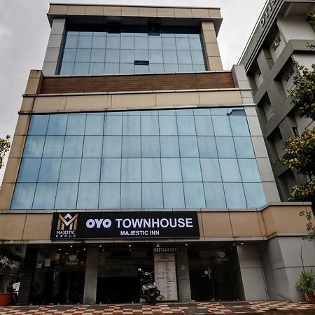 Oyo Townhouse 595 Majestic Inn Kochi Exterior foto
