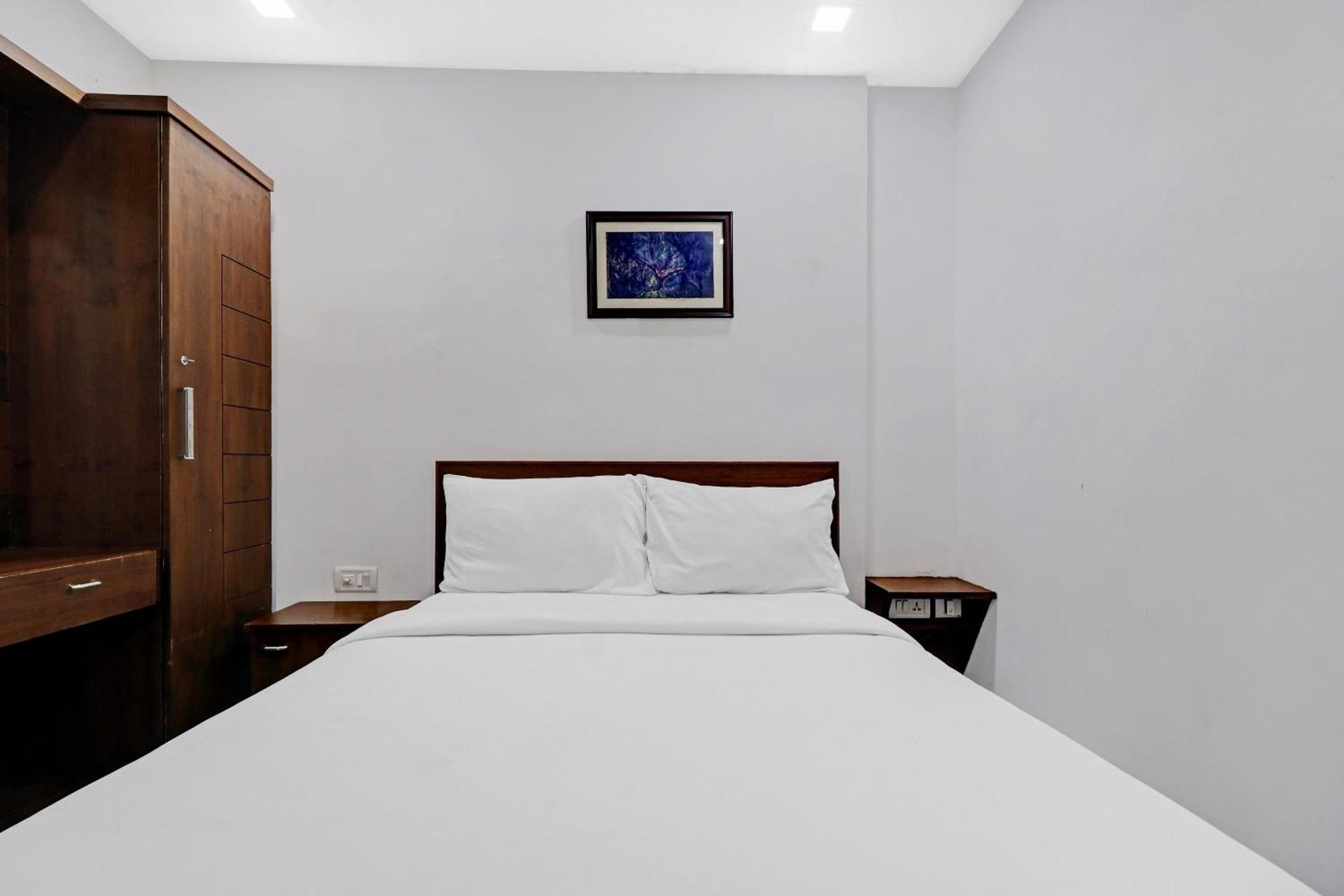 Oyo Townhouse 595 Majestic Inn Kochi Exterior foto