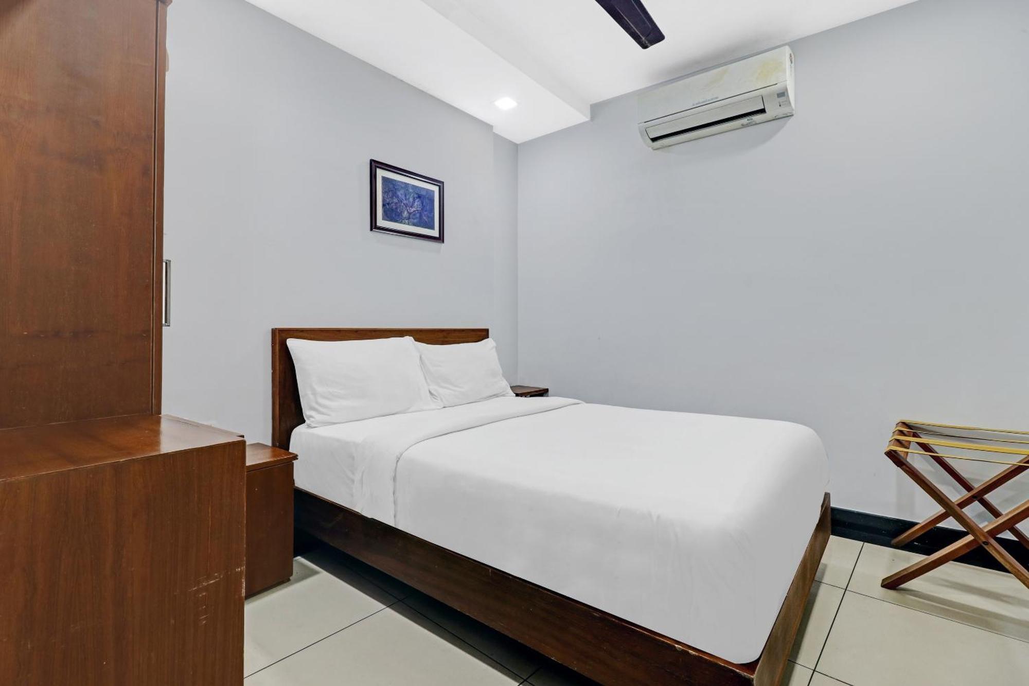 Oyo Townhouse 595 Majestic Inn Kochi Exterior foto